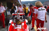 Niki Lauda bromea con James Hunt durante el GP de Austria de 1977.