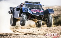 Carlos Sainz al volante del Buggy SMG Rally, durante unas pruebas preparatorias para el Rally Dakar 2014, realizadas en Marruecos.