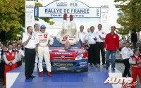 Sébastien Loeb obtuvo su primer título WRC en el Rally de Francia (Tour de Córcega) de 2004. El piloto francés había sido gimnasta durante su juventud y deleitó a los asistentes con una espectacular pirueta de celebración.