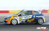 Azor Dueñas con el Renault Clio RS Cup en la prueba disputada en el circuito de Motorland, puntuable para la Copa Renault Clio de España 2013.