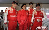 De izquierda a derecha: Daniel Elena, Diego Armando Maradona, Dani Sordo y Sébastien Loeb durante una visita promocional del futbolista al Rally de Argentina de 2008.