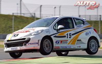 David Pouget al volante del Peugeot 207 THP Coupé, durante la carrera disputada en el circuito de Magny Cours, puntuable para la Copa Peugeot 207 THP de Francia 2012.