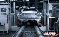 Proceso de montaje de la carrocería del Nissan GT-R.