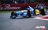 Johnny Herbert saltando sobre los pianos del circuito de Monza con el Benetton-Renault B195, durante el Gran Premio de Italia de Fórmula 1 de 1995.