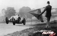 Manfred Von Brauchitsch volando con su Mercedes W125 durante el Gran Premio de Donington de 1937 (Gran Bretaña).