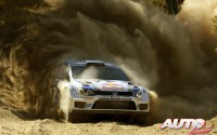 Sébastien Ogier con el Volkswagen Polo R WRC en el Rally Acrópolis de 2013, puntuable para el Campeonato del Mundo de Rallyes WRC.