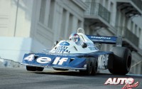 Patrick Depailler con el peculiar Tyrrell-Ford P34 de seis ruedas, durante el Gran Premio de EEUU del Oeste de 1977, disputado en el circuito urbano de Long Beach (Los Ángeles-California).