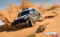Stéphane Peterhansel con el Mini ALL4 Racing durante unas pruebas preparativas del Dakar 2014.