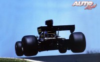 John Watson volando sobre los rasantes del circuito de Nürburgring al volante del Lotus-Ford 72F, durante el Gran Premio de Alemania de Fórmula 1 de 1975.
