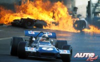 Jackie Stewart (Tyrrell March-Ford 701) sorteando el coche incendiado de Jackie Oliver (BRM P153) en la Horquilla de Bugatti del Circuito del Jarama, durante el Gran Premio de España de Fórmula 1 de 1970.