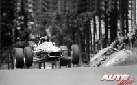 Dan Gurney volando sobre el circuito de Nürburgring al volante del Eagle-Climax MK1, durante el Gran Premio de Alemania de Fórmula 1 de 1966.