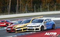 Jordan Lee Pepper (nº 3), Luca Rettenbacher (nº 11) y Yann Ehrlacher (nº 5) en apretada lucha durante la final de la Copa Volkswagen Scirocco R 2013, disputada en el circuito alemán de Hockenheim.