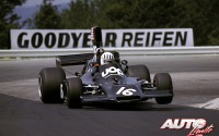Tom Pryce abordando al límite la salida del Karussell del circuito de Nürburgring al volante del Shadow-Ford DN3, durante el Gran Premio de Alemania de Fórmula 1 de 1974.