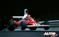 Niki Lauda volando sobre el circuito de Nürburgring al volante del Ferrari 312 T, durante el Gran Premio de Alemania de Fórmula 1 de 1975.