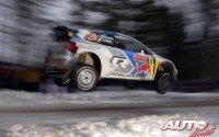 Jari-Matti Latvala con el Volkswagen Polo R WRC en pleno vuelo durante el Rally de Suecia de 2014, puntuable para el Campeonato del Mundo de Rallyes WRC.