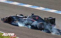 Apurada de frenada de Esteban Gutiérrez con el Sauber C33 durante las pruebas de pretemporada de Fórmula 1 2014, celebradas en el circuito de Jerez.