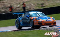 Dan Lloyd con el Porsche 911 GT3 Cup durante la prueba disputada en el circuito de Thruxton, puntuable para la Porsche Carrera Cup de Gran Bretaña 2013.