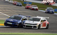 Emanuele Pirro (nº 60) disputa el interior a Jan Frank Kasten (nº 15) en una carrera de la Volkswagen Scirocco R Cup 2012, disputada en el circuito de Hockenheim.