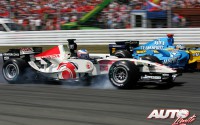 Jenson Button (Honda RA106) en pleno adelantamiento a Fernando Alonso (Renault R26) durante el Gran Premio de Alemania de Fórmula 1 de 2006, disputado en el circuito de Hockenheim.
