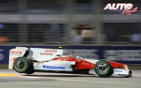 Timo Glock con el Toyota TF109 durante el GP de Singapur de Fórmula 1 2009, disputado en el circuito de Marina Bay.