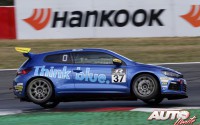 Markku Alen al volante del Volkswagen Scirocco R Cup, durante la carrera disputada en 2013 en el circuito de Nürburgring (Alemania).