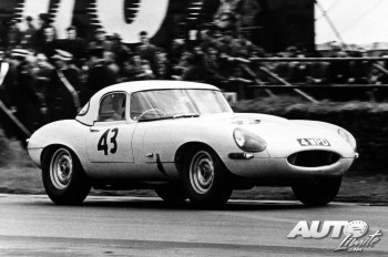 01_Jaguar-E-Type-Lightweight_Silverstone-1963