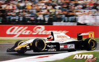 Johnny Herbert saltando sobre los pianos del circuito de Monza al volante del Lotus 109 con motor Mugen Honda 3.5 V10, durante el GP de Italia de 1994.