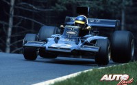 Ronnie Peterson desafiando la gravedad al volante de su Lotus 72E con motor Ford Cosworth DFV 3.0 V8, durante el GP de Alemania de 1973, disputado en el trazado largo de Nürburgring.