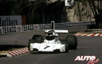 Carlos Reutemann apurando la chicane del circuito urbano de Monte Carlo al volante del Brabham-Ford BT44 3.0 V8, durante el GP de Mónaco de 1974.
