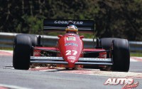 Michele Alboreto atacando a fondo una chicane con su Ferrari F187 1.5 V6 Turbo, durante una prueba del Campeonato del Mundo de Fórmula 1 de 1987.