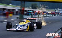 Nelson Piquet echando chispas con su Williams-Honda FW11B 1.5 V6 Turbo, durante el GP de Austria de 1987, disputado en el circuito de Österreichring.