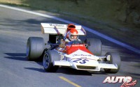 Helmut Marko controlando el deslizamiento de su BRM P160B 3.0 V12 durante el GP de Francia de 1972, disputado en el circuito de Charade (Clermont-Ferrand).
