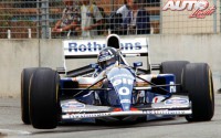 Damon Hill en pleno apoyo con su Williams-Renault FW16B 3.5 V10 durante el GP de Australia de 1994, disputado en el circuito urbano de Adelaida.