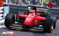 Jean Alesi apurando la trazada con su Ferrari 412 T1 3.5 V12 durante el GP de Mónaco de 1994, disputado en el circuito urbano de Monte Carlo.