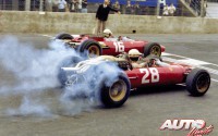 Salida a tope de Ludovico Scarfiotti (Ferrari 312 nº 16) y Mike Parkes (Ferrari 312 nº 28) en el GP de Siracusa de 1967 (Sicilia - Italia). Esta prueba no fue puntuable para el Campeonato del Mundo de Fórmula 1 y se dio la circunstancia de que ambos pilotos cruzaron la meta igualados, obteniendo la victoria ex aequo. Los dos pilotos oficiales del equipo Ferrari pactaron acabar así la carrera en homenaje a su compañero de equipo Lorenzo Bandini, que perdió la vida en un accidente durante el GP de Mónaco de 1967.