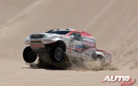 Giniel de Villiers con el Toyota Hilux 4x4, durante una de las etapas del Rally Dakar 2013.