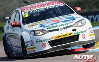Jason Plato con el MG 6 GT 2000 NGTC, durante la prueba disputada en el circuito de Thruxton, puntuable para el Campeonato Británico de Turismos "BTCC" 2013.