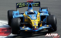Fernando Alonso con el Renault R26 2.4 V8 durante uno de los Grandes Premios del Campeonato del Mundo de Fórmula 1 2006.