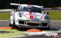 Connor de Phillippi al volante de su Porsche 911 GT3 Cup durante la prueba de la Porsche Supercup 2014 disputada en el circuito de Monza (Italia).