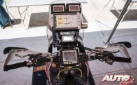 Moto KTM en un parque de asistencia del Rally Dakar 2015.