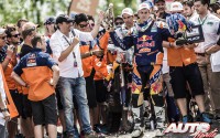 Marc Coma celebra sobre el podio de Technopolis su victoria en el Rally Dakar 2015.