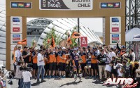 Marc Coma celebra sobre el podio de Technopolis su victoria en el Rally Dakar 2015.