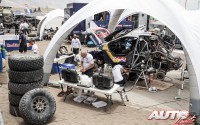Asistencias del equipo Peugeot Sport en el vivac de Iquique, al finalizar la 8ª etapa del Rally Dakar 2015.