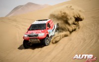 Giniel de Villiers con el Toyota Hilux V8 en la 9ª etapa del Rally Dakar 2015, disputada entre las localidades chilenas de Iquique y Calama.