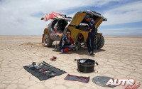 Stephane Peterhansel con problemas mecánicos en el Peugeot 2008 DKR durante la 9ª etapa del Rally Dakar 2015, disputada entre las localidades chilenas de Iquique y Calama.