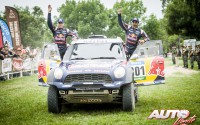 Nasser Al-Attiyah celebra en la llegada a Baradero (Argentina) su victoria en el Rally Dakar 2015.