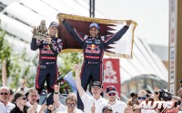 Nasser Al-Attiyah y su copiloto, Matthieu Baumel, celebran sobre el podio de Technopolis su victoria en el Rally Dakar 2015.