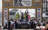 Nasser Al-Attiyah y su copiloto, Matthieu Baumel, celebran sobre el podio de Technopolis su victoria en el Rally Dakar 2015.