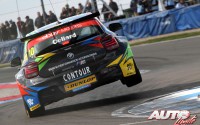 Rob Collard al volante del BMW 125i M Sport NGTC, durante la carrera disputada en el circuito de Donington Park (Inglaterra), en una prueba puntuable para el Campeonato Británico de Turismos "BTCC" 2014.