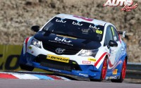 Tom Ingram al volante del Toyota Avensis BTCC, durante una de las carreras puntuables para el Campeonato Británico de Turismos "BTCC" 2014.